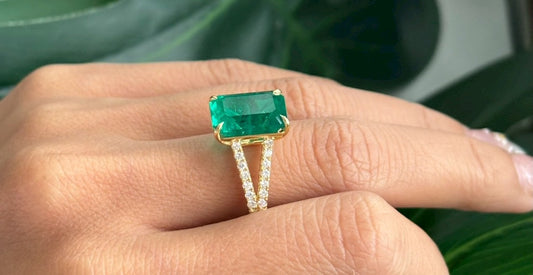 Lab-grown Colombian-colour emerald ring with diamond pavé band, handcrafted to order at the SilviQ atelier, Gemopolis, Bangkok